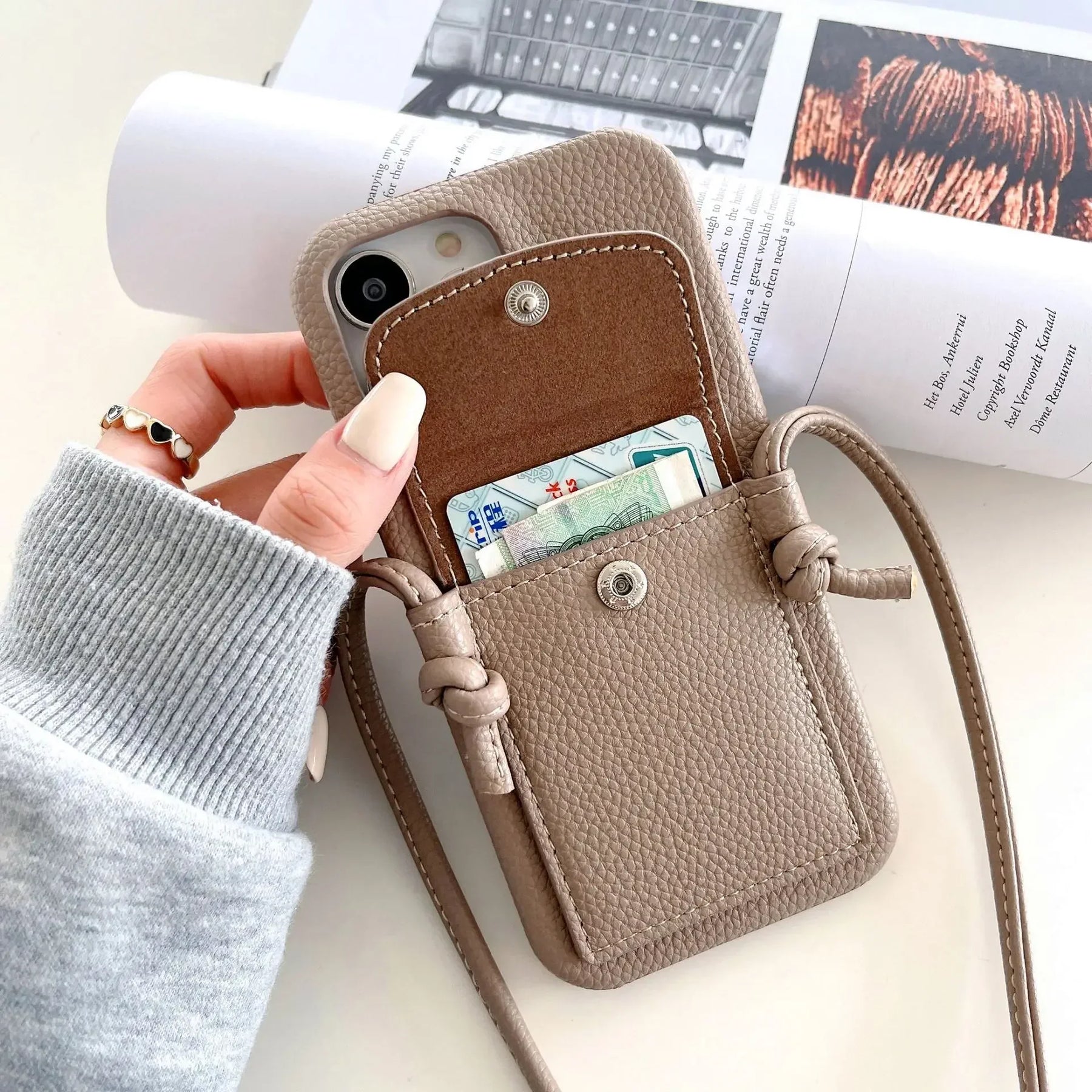 Crossbody hoesje voor iPhone gedragen met de schouderriem