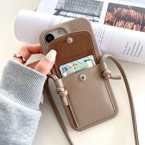 Crossbody hoesje voor iPhone gedragen met de schouderriem