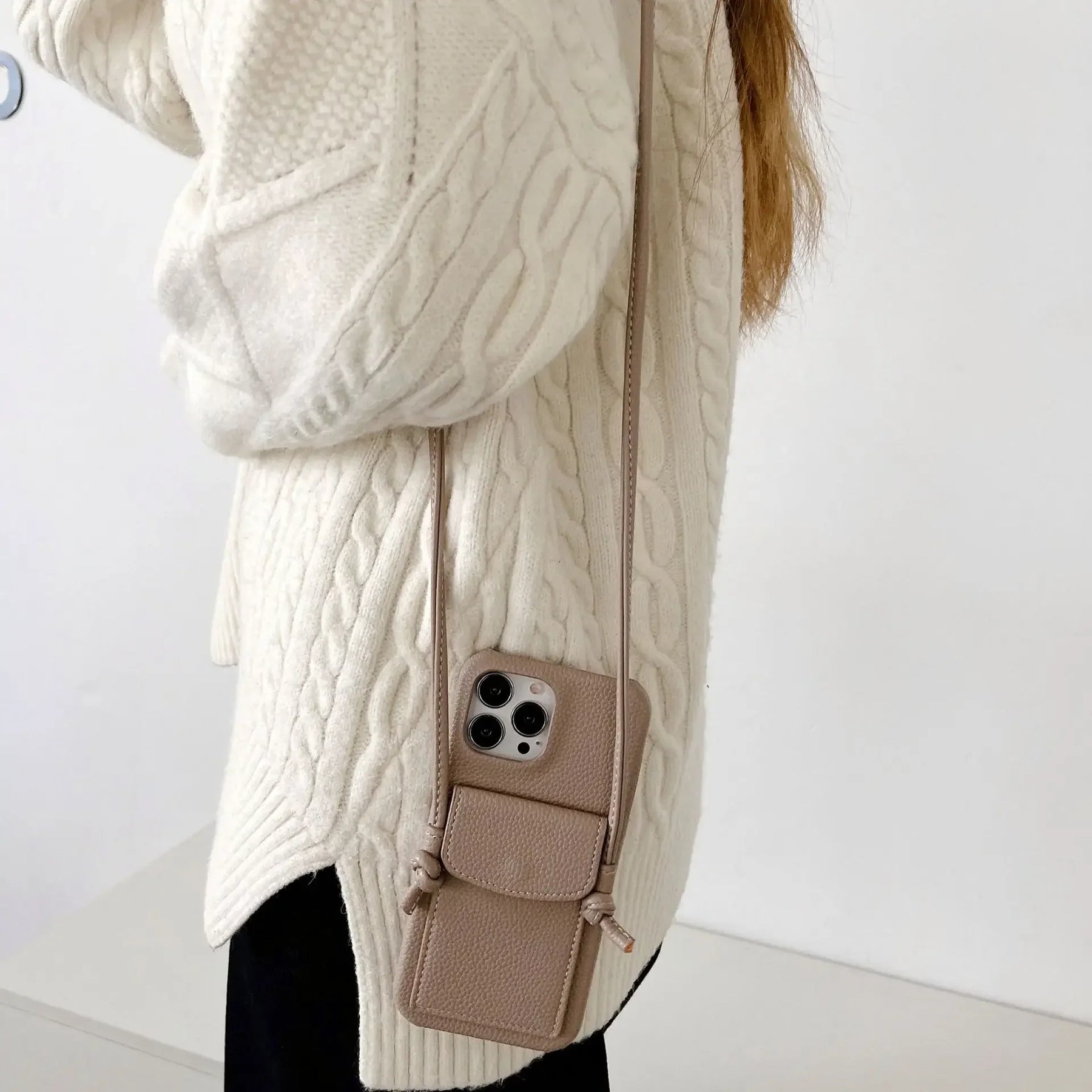 Voorzijde van het lerenlook iPhone hoesje met verstelbare schouderriem