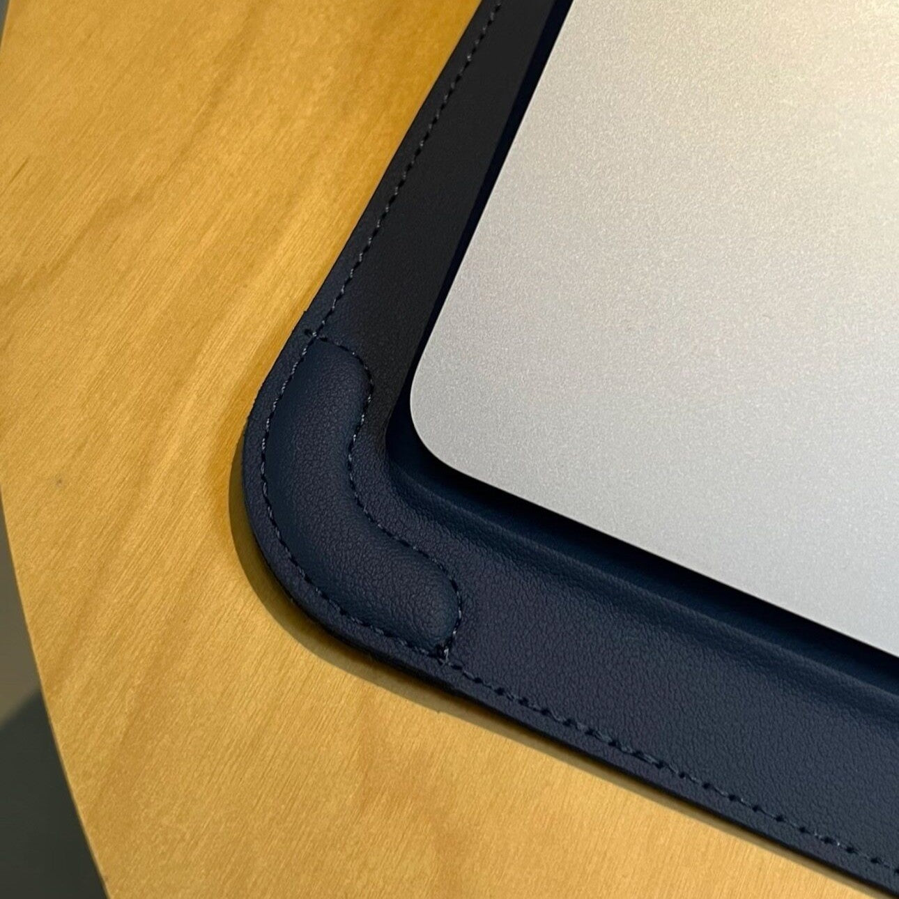 Laptophoes met ingebouwde muismat