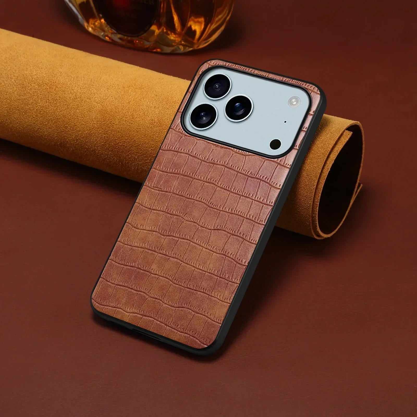 Achterzijde van het telefoonhoesje met 3D-textuur en verhoogde randen