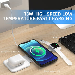 3-in-1 laadstation op een bureau voor meerdere apparaten