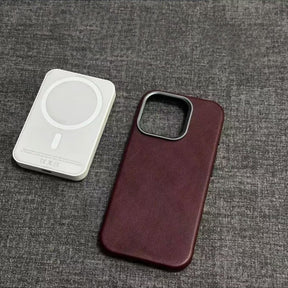 iPhone in een leren hoesje met toegang tot de oplaadpoort