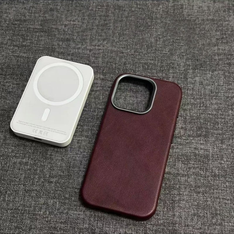 iPhone in een leren hoesje met toegang tot de oplaadpoort